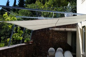 Segel als Sonnenschutz unter Weinreben, Bozen, Südtriol 2015