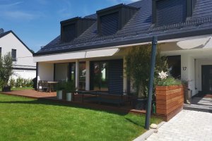 unaufdringlichder Sonnen- & Wetterschutz - Saisonsegel für Terrasse, Krailling bei München, 2021