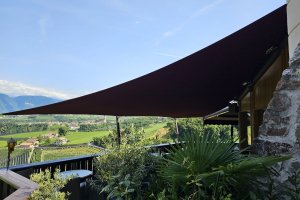 Sonnenschutz auf Gästeterrasse, Schlosshotel Korb, Eppan 2023