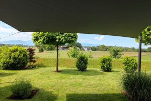 unter einem Saisonsegel lässt es sich im Sommer bei jeder Witterung gut aushalten, Stephanskirchen, 2022