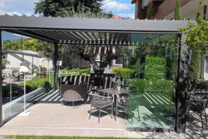 Pergola mit verstellbarem Lamellendach & seitlicher Verglasung, Hotel Rosenbaum, Nals, 2022