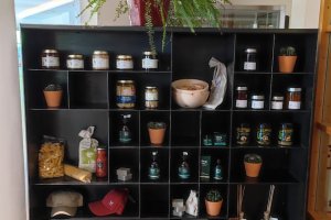 Regal zur Produktpräsentation, Hotel Weihrerhof, Ritten, 2022