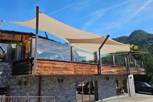 Segel auf Hotelterrasse Ansicht von unten; Hotel Feuriger Tatzelwurm; Oberaudorf Bayern; 2024