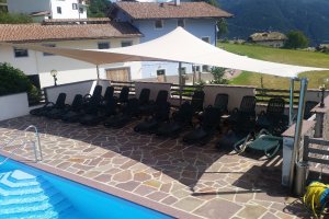 Hochpunktmembrane als Sonnensegel am Pool (Voderansicht), Pension Lochmann, Altrei, Südtirol, 2015