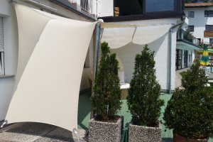 Segel mit Sichtschutz, Hotel Lechner, Dorf Tirol, Südtirol, 2015