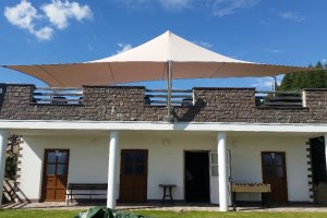 Hochpunktmembrane als Sonnensegel am Pool, Pension Lochmann, Altrei, Südtirol, 2015