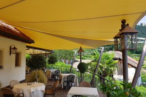 Segel über Rundterrasse, Hotel St. Kassian, Algund, Südtirol, 2017