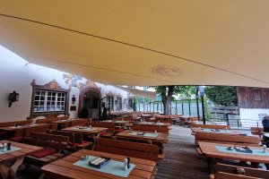 Segel mit Brauerei Branding im Biergarten Innenansicht, Zur Alten Post, Wallgau, Bayern, 2018