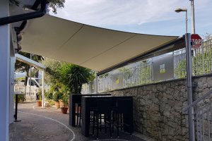 überdachte Raucherecke (Innenansicht), Hotel Steinmannwald, Leifers, 2018