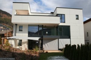 moderne Architektur trifft auf textile Architektur - 
Terrassensegel, Vintl, Südtirol 2011