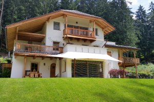 Segeldesign passend zum Gebäude über 2 Stockwerke, Seis am Schlern, Südtirol, 2014