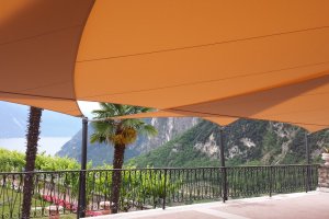 100 m² Saisonsegel mit 3 überlappenden, flexiblen Segeln (Innenansicht), Arco, Gardasee