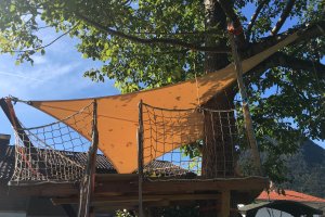 Segel als Dach für Baumhaus, Bad Reichenhall, Bayern, 2016