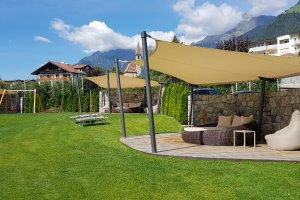 Segel-Trio über Kuschelecke & Kinderspielplatz, Hotel Strobelhof, Dorf Tirol, 2018