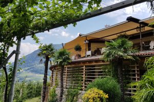 Segel über Rundterrasse mit Anschluß an Markise, Hotel St. Kassian, Algund, Südtirol, 2017