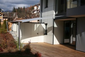moderne Architektur trifft auf textile Architektur - 
Terrassensegel, Vintl, Südtirol 2011