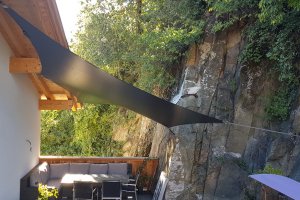 schwarzes Segel über Essecke, Völs am Schlern, Südtirol, 2017