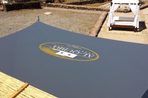 Werbeaufdruck, Gastrosegel am Strand, Al Qubba Wellness Resort, Pantelleria, Italien, 2013