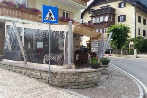 Gastrosegel inkl. Seitenwände aus Klarsichtfolie (seitlich geschlossen), Bar Mio, St.Vigil Enneberg, Südtirol, 2015