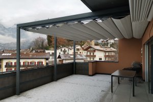 Sonnenschutz mit Raff-Stoff wasserdicht mit seitlichen Ablauf auf der Stahlstruktur mo0ntiert 