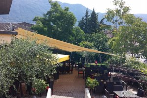 Terrassenüberdachung mit zweiteiligem Segel ca. 180m², Pizzeria Alpenlana, Lana, Südtirol, 2014 