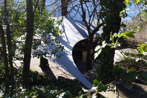 Baum als Ankerpunkt - überdachter Grillplatz zwischen Bäumen, Kurtatsch, Südtirol, 2014