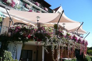 Rundterrasse mit drei Segel, Hotel Holzner, Oberbozen, Südtirol, 2010