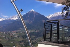 Detailansicht mit gebogener Edelstahlsäule ca. 90m², Hotel Resmairhof, Schenna, Südtirol, 2015