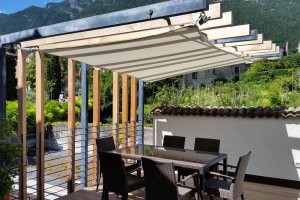 Stahl-, Holzkonstruktion mit unterspanntem Segel, Kaltern, Südtirol, 2012