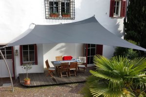 Segel im Innenhof mit verschiedenen Höhen und gebogener Säule, Eppan, Südtirol, 2013