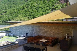 Segel für Terrasse als Wetterschutz für Loungebereich, Burgstall, Südtirol, 2012